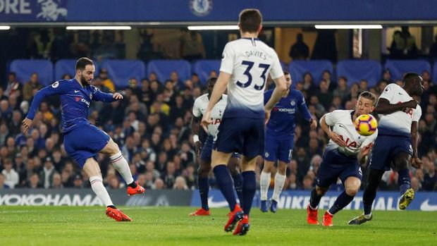Tendangan Gonzalo Higuain masih membentur gawang Tottenham Hotspur. (