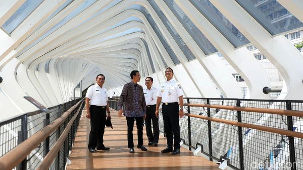 Potret JPO Instagramable di Jalan Sudirman yang Diresmikan Anies