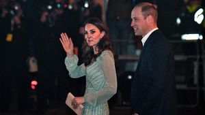 Kate Middleton Berkilauan Pakai Gaun Rp 35 Juta Saat Suguhkan Bir