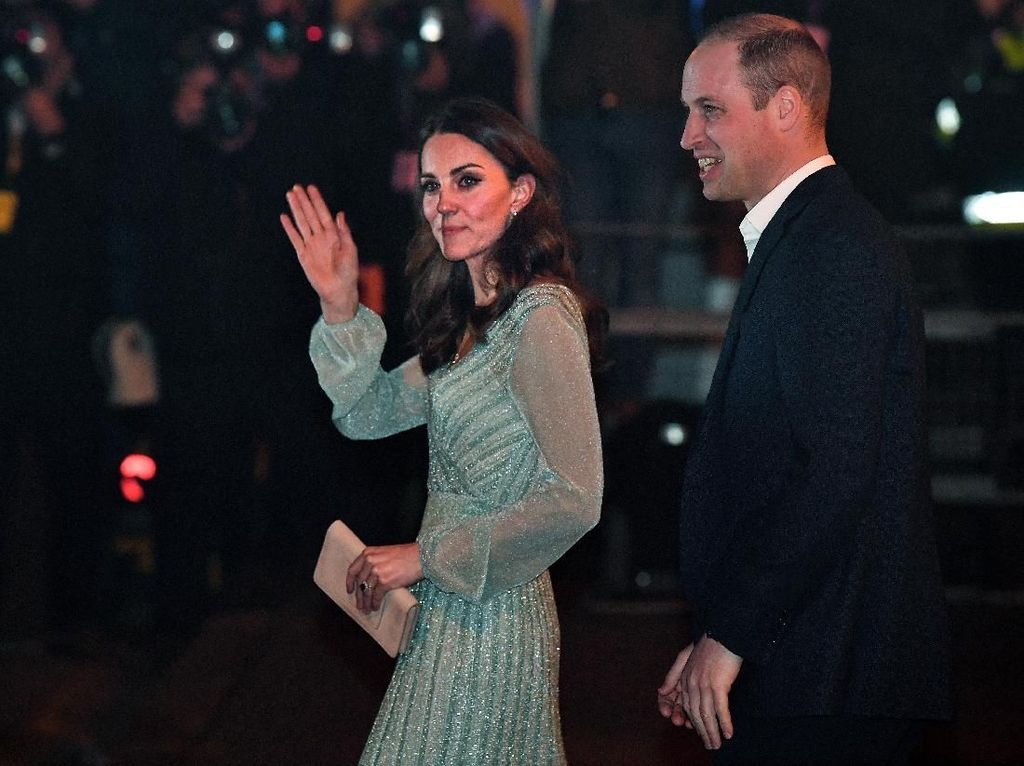 Kate Middleton Berkilauan Pakai Gaun Rp 35 Juta Saat Suguhkan Bir Kate Middleton Berkilauan Pakai Gaun Rp 35 Juta Saat Suguhkan Bir