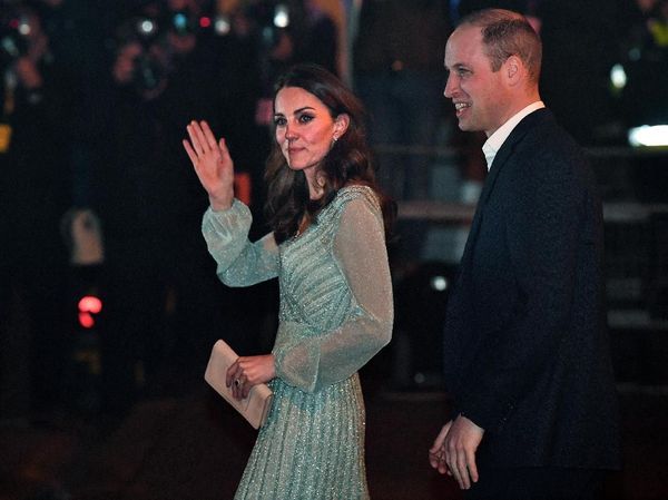 Kate Middleton Berkilauan Pakai Gaun Rp 35 Juta Saat Suguhkan Bir