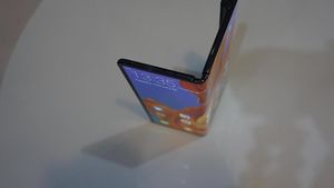 Menggenggam Ponsel Fleksibel Huawei Mate X
