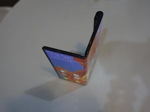 Menggenggam Ponsel Fleksibel Huawei Mate X