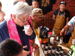 Ke Halmahera, Dirjen Minerba Cicipi Kopi Buli Hasil Binaan Antam