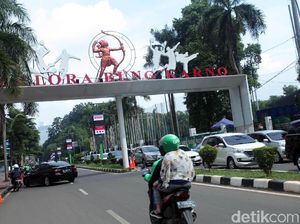 Polisi Tilang Sejumlah Pengemudi yang Merokok Sambil Mengemudi Selama Maret