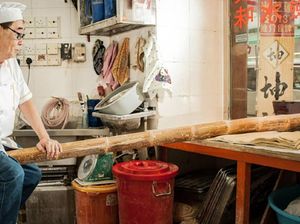 Serunya! Mie Ini Dibuat Sambil Lompat-lompat di Atas Bambu