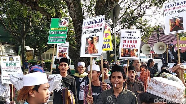 Sejumlah Aksi Siap Warnai Sidang Perdana Habib Bahar