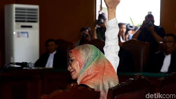 Salam Dua Jari Ratna Sarumpaet Saat Jalani Sidang Perdana