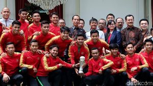 Momen Hangat Jokowi Bertemu Skuat Garuda Muda di Istana