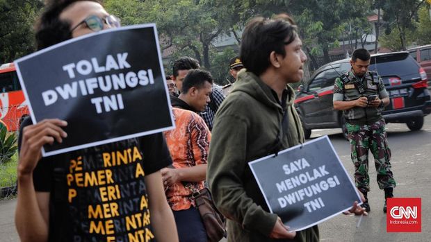 Salah satu aksi demo menentang masuknya TNI ke jabatan sipil.