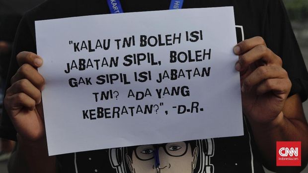 Pegiat HAM berunjuk rasa soal dwifungsi TNI, di Jakarta, 28 Februari 2019.
