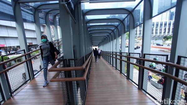 Warga Mulai Gunakan JPO Instagramable di Sudirman