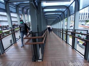 Warga Mulai Gunakan JPO Instagramable di Sudirman Warga Mulai Gunakan JPO Instagramable di Sudirman