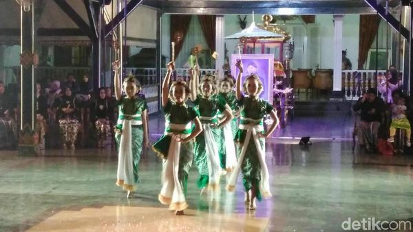 Foto: Upacara Jumenengan di Purworejo yang Unik