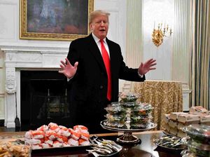 Doyan Fast Food, Donald Trump, Bikin Pesta Fast Food Untuk Mahasiswa Berbakat