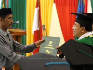 Air Mata Bukhari Tak Terbendung Saat Gantikan Almarhumah Anak Wisuda
