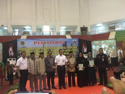 Anies Bagikan 500 Sertifikat Tanah ke Warga Cipayung dan Makasar