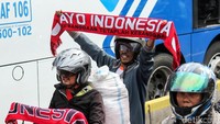 Suporter setia Timnas Indonesia ikut dalam arak-arakan tersebut. 