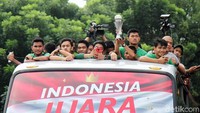 Timnas Indonesia U-22 diarak menuju Istana Negara dari kawasan Gelora Bung Karno.