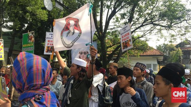 Kawal Sidang Perdana, Massa FPI Minta Bahar Smith Dibebaskan