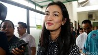 Senyum Atiqah Hasiholan Saat Dampingi Ratna Sarumpaet Disidang