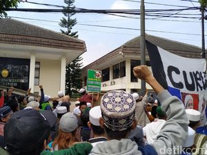 Orator di PN Bandung: Kami Tidak Rela Habib Bahar Dipenjara Orator di PN Bandung: Kami Tidak Rela Habib Bahar Dipenjara