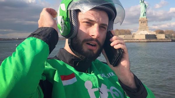 Anton Lucanus, Ojek Bule Ganteng yang Doyan Kulineran