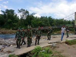 Kodim Maros Bangun Jalur Ekstrem Arah Jembatan yang Sempat Viral