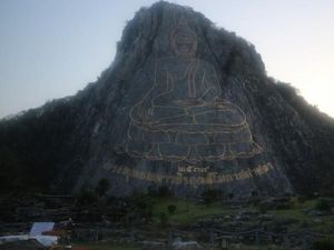 Foto: Laser Buddha yang Mempesona