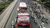 Puluhan polisi bermotor mengawal arak-arakan Timnas Indonesia U-22.