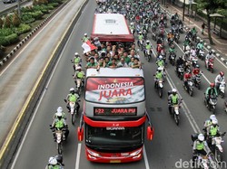 Serunya Garuda Muda Diarak Menuju Istana Negara