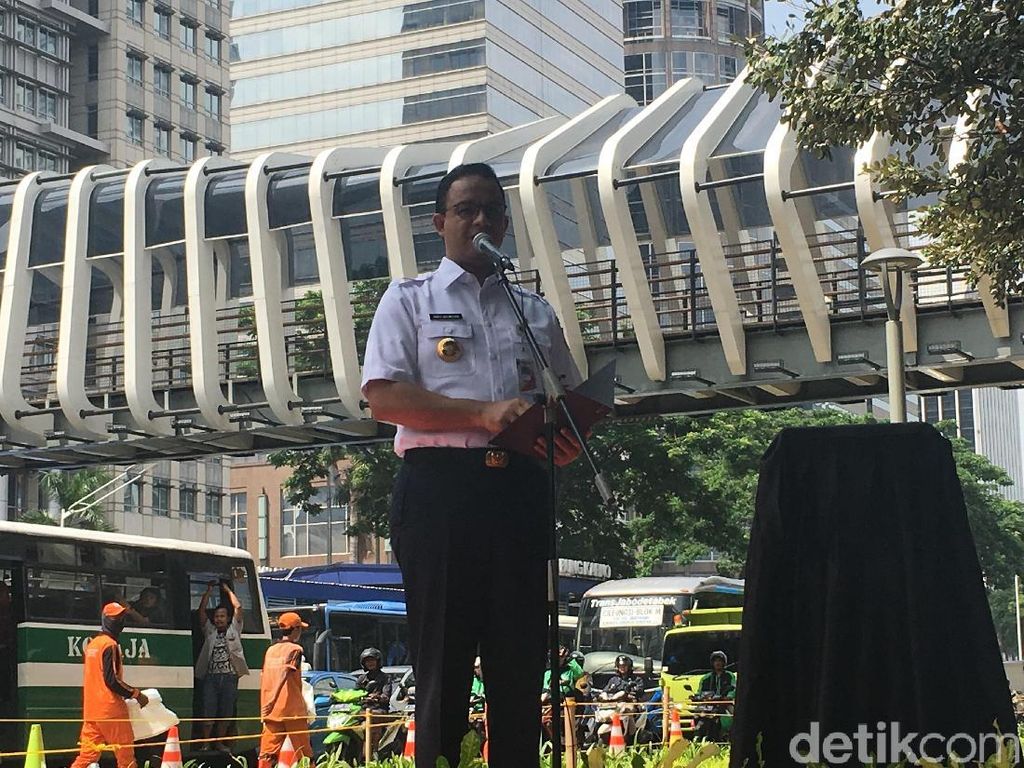 Anies Resmi Buka JPO Instagramable di Senayan Anies Resmi Buka JPO Instagramable di Senayan
