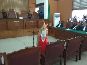 Dari Kursi Terdakwa, Ratna Sarumpaet Acungkan Salam 2 Jari