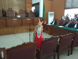 Ratna Sarumpaet Salam 2 Jari di Sidang, TKN: Tak Istimewa, Kan Timsesnya