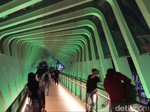 Menjajal JPO Instagramable di Sudirman yang Baru Diresmikan Anies Menjajal JPO Instagramable di Sudirman yang Baru Diresmikan Anies