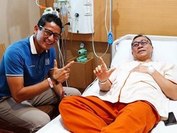Sandiaga Uno Jenguk Zulkifli yang Sakit, Pose 2 Jari Bersama