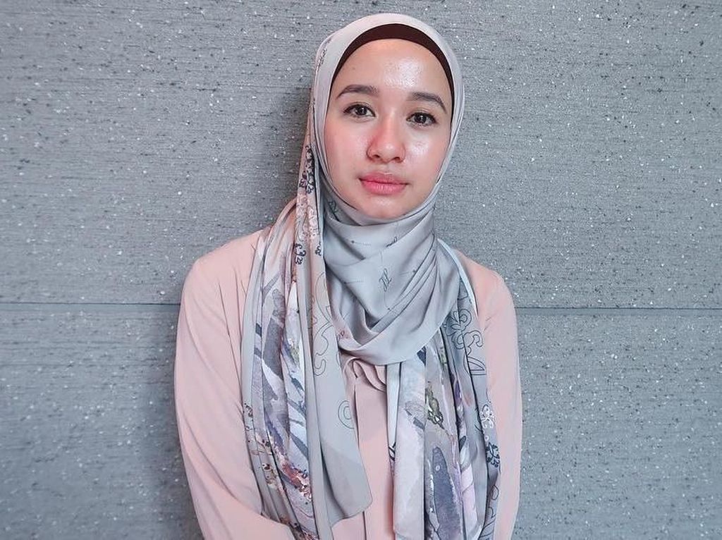 4 Tutorial Hijab Terbaru Laudya Cynthia Bella, Ala Malaysia hingga Syari