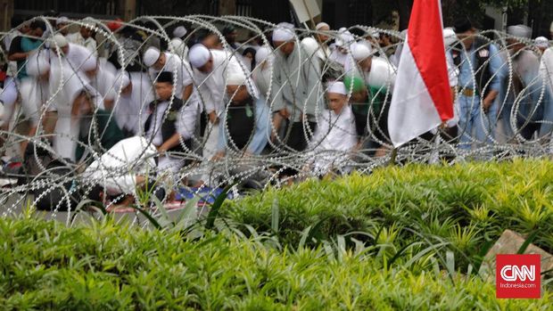 Massa Apel Siaga Forum Umat Islam (FUI) menolak kecurangan pemilu di depan kantor KPU, Jumat (1/3).