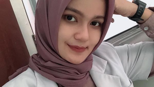 Melihat Aksi Kulineran Dokter Cantik Asal Aceh Ini Bikin Hati Adem