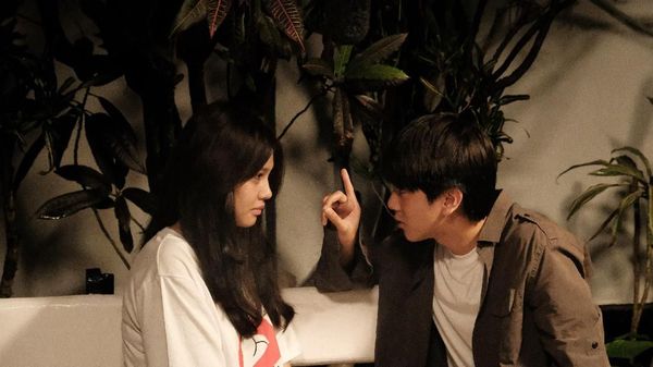 8 Quotes Cinta Dilan 1991, Bikin Cewek Baper dan Senyum-senyum Sendiri