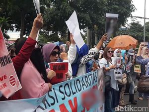 Emak-emak Serbu Polda Jatim, Beri Dukungan Korban Pelecehan Seksual