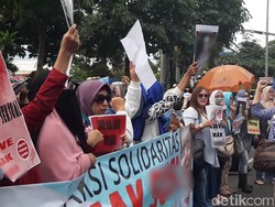 Emak-emak Serbu Polda Jatim, Beri Dukungan Korban Pelecehan Seksual