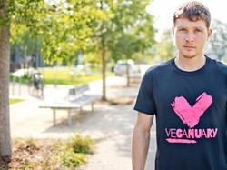 Duh, Pria Ini Dipecat Gara-gara Makan Telur Mentah dan Salmon!