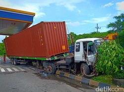 Truk Trailer Tabrak Empat Mobil yang Sedang Antre di Pintu Tol Waru