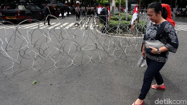 Potret Pengamanan Polisi Jelang Aksi di Depan KPU