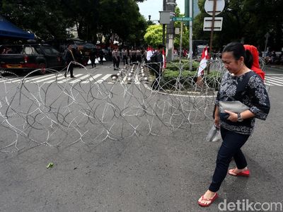 Potret Pengamanan Polisi Jelang Aksi di Depan KPU
