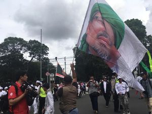 Massa dari Sunda Kelapa dan Suropati Gerak ke KPU, Bawa Bendera Habib Rizieq Massa dari Sunda Kelapa dan Suropati Gerak ke KPU, Bawa Bendera Habib Rizieq