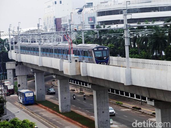 Gaya Menteri Jokowi Ramai-ramai Jajal MRT Jakarta