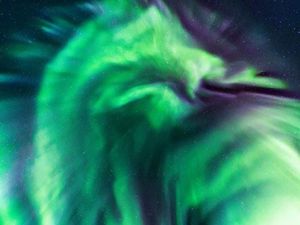 Heboh Penampakan Aurora Naga di Langit Islandia