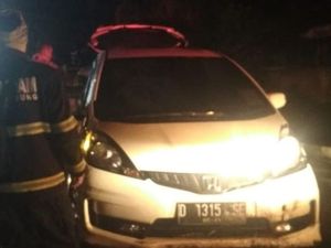 Petugas Angkat 2 Mobil Nyemplung Sungai di Bandung Petugas Angkat 2 Mobil Nyemplung Sungai di Bandung